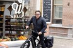Alkmaar 5 juli 2025
Marco Borsato haalt op de fiets vers fruit en groente bij een groentewinkel bij hem in de buurt .
Marco zorgt momenteel voor zijn moeder Mary die een beetje ziek is. Mary woont even bij Marco in zijn appartement.