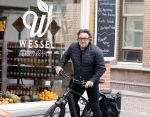 Alkmaar 5 juli 2025
Marco Borsato haalt op de fiets vers fruit en groente bij een groentewinkel bij hem in de buurt .
Marco zorgt momenteel voor zijn moeder Mary die een beetje ziek is. Mary woont even bij Marco in zijn appartement.