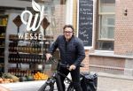Alkmaar 5 juli 2025
Marco Borsato haalt op de fiets vers fruit en groente bij een groentewinkel bij hem in de buurt .
Marco zorgt momenteel voor zijn moeder Mary die een beetje ziek is. Mary woont even bij Marco in zijn appartement.