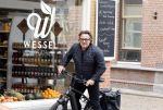 Alkmaar 5 juli 2025
Marco Borsato haalt op de fiets vers fruit en groente bij een groentewinkel bij hem in de buurt .
Marco zorgt momenteel voor zijn moeder Mary die een beetje ziek is. Mary woont even bij Marco in zijn appartement.