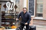 Alkmaar 5 juli 2025
Marco Borsato haalt op de fiets vers fruit en groente bij een groentewinkel bij hem in de buurt .
Marco zorgt momenteel voor zijn moeder Mary die een beetje ziek is. Mary woont even bij Marco in zijn appartement.