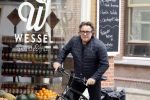 Alkmaar 5 juli 2025
Marco Borsato haalt op de fiets vers fruit en groente bij een groentewinkel bij hem in de buurt .
Marco zorgt momenteel voor zijn moeder Mary die een beetje ziek is. Mary woont even bij Marco in zijn appartement.