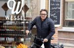 Alkmaar 5 juli 2025
Marco Borsato haalt op de fiets vers fruit en groente bij een groentewinkel bij hem in de buurt .
Marco zorgt momenteel voor zijn moeder Mary die een beetje ziek is. Mary woont even bij Marco in zijn appartement.