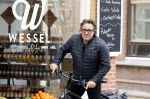 Alkmaar 5 juli 2025
Marco Borsato haalt op de fiets vers fruit en groente bij een groentewinkel bij hem in de buurt .
Marco zorgt momenteel voor zijn moeder Mary die een beetje ziek is. Mary woont even bij Marco in zijn appartement.