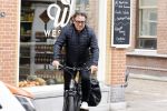 Alkmaar 5 juli 2025
Marco Borsato haalt op de fiets vers fruit en groente bij een groentewinkel bij hem in de buurt .
Marco zorgt momenteel voor zijn moeder Mary die een beetje ziek is. Mary woont even bij Marco in zijn appartement.