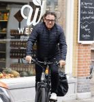 Alkmaar 5 juli 2025
Marco Borsato haalt op de fiets vers fruit en groente bij een groentewinkel bij hem in de buurt .
Marco zorgt momenteel voor zijn moeder Mary die een beetje ziek is. Mary woont even bij Marco in zijn appartement.