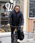 Alkmaar 5 juli 2025
Marco Borsato haalt op de fiets vers fruit en groente bij een groentewinkel bij hem in de buurt .
Marco zorgt momenteel voor zijn moeder Mary die een beetje ziek is. Mary woont even bij Marco in zijn appartement.