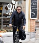 Alkmaar 5 juli 2025
Marco Borsato haalt op de fiets vers fruit en groente bij een groentewinkel bij hem in de buurt .
Marco zorgt momenteel voor zijn moeder Mary die een beetje ziek is. Mary woont even bij Marco in zijn appartement.