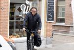 Alkmaar 5 juli 2025
Marco Borsato haalt op de fiets vers fruit en groente bij een groentewinkel bij hem in de buurt .
Marco zorgt momenteel voor zijn moeder Mary die een beetje ziek is. Mary woont even bij Marco in zijn appartement.