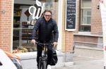 Alkmaar 5 juli 2025
Marco Borsato haalt op de fiets vers fruit en groente bij een groentewinkel bij hem in de buurt .
Marco zorgt momenteel voor zijn moeder Mary die een beetje ziek is. Mary woont even bij Marco in zijn appartement.