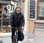Alkmaar 5 juli 2025
Marco Borsato haalt op de fiets vers fruit en groente bij een groentewinkel bij hem in de buurt .
Marco zorgt momenteel voor zijn moeder Mary die een beetje ziek is. Mary woont even bij Marco in zijn appartement.