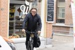 Alkmaar 5 juli 2025
Marco Borsato haalt op de fiets vers fruit en groente bij een groentewinkel bij hem in de buurt .
Marco zorgt momenteel voor zijn moeder Mary die een beetje ziek is. Mary woont even bij Marco in zijn appartement.