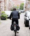 Alkmaar 5 juli 2025
Marco Borsato haalt op de fiets vers fruit en groente bij een groentewinkel bij hem in de buurt .
Marco zorgt momenteel voor zijn moeder Mary die een beetje ziek is. Mary woont even bij Marco in zijn appartement.