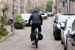 Alkmaar 5 juli 2025
Marco Borsato haalt op de fiets vers fruit en groente bij een groentewinkel bij hem in de buurt .
Marco zorgt momenteel voor zijn moeder Mary die een beetje ziek is. Mary woont even bij Marco in zijn appartement.