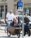 Amsterdam 7 juli 2025
Menno Kohler met zijn vriendin Florine in de bakfiets in Amsterdam zuid.