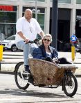 Amsterdam 7 juli 2025
Menno Kohler met zijn vriendin Florine in de bakfiets in Amsterdam zuid.