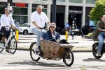 Amsterdam 7 juli 2025
Menno Kohler met zijn vriendin Florine in de bakfiets in Amsterdam zuid.