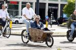 Amsterdam 7 juli 2025
Menno Kohler met zijn vriendin Florine in de bakfiets in Amsterdam zuid.