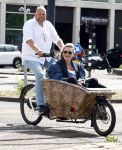 Amsterdam 7 juli 2025
Menno Kohler met zijn vriendin Florine in de bakfiets in Amsterdam zuid.