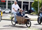 Amsterdam 7 juli 2025
Menno Kohler met zijn vriendin Florine in de bakfiets in Amsterdam zuid.