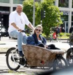 Amsterdam 7 juli 2025
Menno Kohler met zijn vriendin Florine in de bakfiets in Amsterdam zuid.