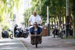 Amsterdam 7 juli 2025
Menno Kohler met zijn vriendin Florine in de bakfiets in Amsterdam zuid.