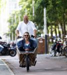 Amsterdam 7 juli 2025
Menno Kohler met zijn vriendin Florine in de bakfiets in Amsterdam zuid.