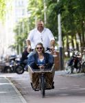 Amsterdam 7 juli 2025
Menno Kohler met zijn vriendin Florine in de bakfiets in Amsterdam zuid.