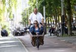 Amsterdam 7 juli 2025
Menno Kohler met zijn vriendin Florine in de bakfiets in Amsterdam zuid.