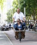 Amsterdam 7 juli 2025
Menno Kohler met zijn vriendin Florine in de bakfiets in Amsterdam zuid.