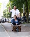 Amsterdam 7 juli 2025
Menno Kohler met zijn vriendin Florine in de bakfiets in Amsterdam zuid.