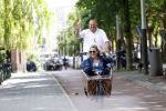 Amsterdam 7 juli 2025
Menno Kohler met zijn vriendin Florine in de bakfiets in Amsterdam zuid.