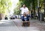 Amsterdam 7 juli 2025
Menno Kohler met zijn vriendin Florine in de bakfiets in Amsterdam zuid.