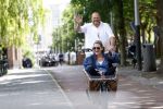 Amsterdam 7 juli 2025
Menno Kohler met zijn vriendin Florine in de bakfiets in Amsterdam zuid.