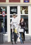 Amsterdam 18 juli 2025
Mieke v d Weij op de fiets in het centrum van Amsterdam .