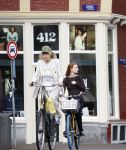 Amsterdam 18 juli 2025
Mieke v d Weij op de fiets in het centrum van Amsterdam .