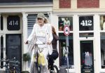 Amsterdam 18 juli 2025
Mieke v d Weij op de fiets in het centrum van Amsterdam .