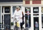 Amsterdam 18 juli 2025
Mieke v d Weij op de fiets in het centrum van Amsterdam .