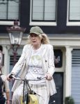 Amsterdam 18 juli 2025
Mieke v d Weij op de fiets in het centrum van Amsterdam .