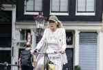 Amsterdam 18 juli 2025
Mieke v d Weij op de fiets in het centrum van Amsterdam .