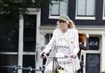 Amsterdam 18 juli 2025
Mieke v d Weij op de fiets in het centrum van Amsterdam .
