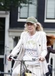 Amsterdam 18 juli 2025
Mieke v d Weij op de fiets in het centrum van Amsterdam .