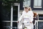 Amsterdam 18 juli 2025
Mieke v d Weij op de fiets in het centrum van Amsterdam .