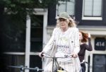 Amsterdam 18 juli 2025
Mieke v d Weij op de fiets in het centrum van Amsterdam .