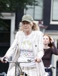 Amsterdam 18 juli 2025
Mieke v d Weij op de fiets in het centrum van Amsterdam .