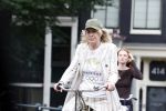 Amsterdam 18 juli 2025
Mieke v d Weij op de fiets in het centrum van Amsterdam .