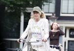 Amsterdam 18 juli 2025
Mieke v d Weij op de fiets in het centrum van Amsterdam .