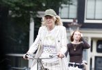 Amsterdam 18 juli 2025
Mieke v d Weij op de fiets in het centrum van Amsterdam .