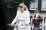 Amsterdam 18 juli 2025
Mieke v d Weij op de fiets in het centrum van Amsterdam .