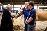 Den Haag 5 juli 2025
Hare Koninklijke Hoogheid Prinses Beatrix der Nederlanden heeft op zaterdagmiddag 5 juli het 60-jarig jubileum van de Stichting Paardrijden voor Gehandicapten (SPG) op de Madurodam Manege in Den Haag bijgewoond.
